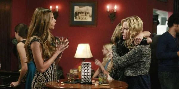 Are Modern Family’s ‘Gloria’ Sofia Vergara & ‘Claire’ Julie Bowen Friends In Real Life? Find Out