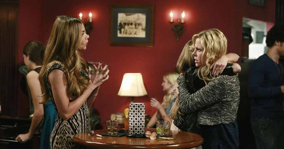 You are currently viewing Are Modern Family’s ‘Gloria’ Sofia Vergara & ‘Claire’ Julie Bowen Friends In Real Life? Find Out