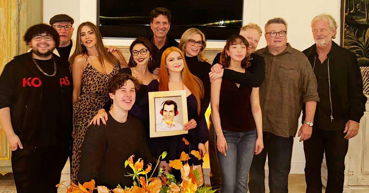 You are currently viewing Modern Family Reunion: Sofia Vergara & Others Pose Together For The First Time Since Show’s Finale, Misses ‘Phil’ Ty Burrell In A Unique Way, Fans Ask “Where’s His Telepresence Robot”
